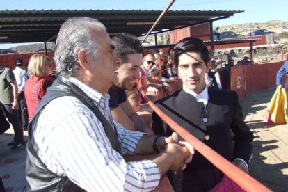 Junto a los toreros Ruiz Manuel y El César han asistido la concejala y el diputado de Cultura. Fotos: JA Barrios