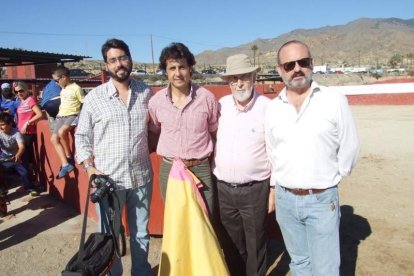 Junto a los toreros Ruiz Manuel y El César han asistido la concejala y el diputado de Cultura. Fotos: JA Barrios