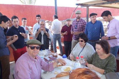 Junto a los toreros Ruiz Manuel y El César han asistido la concejala y el diputado de Cultura. Fotos: JA Barrios