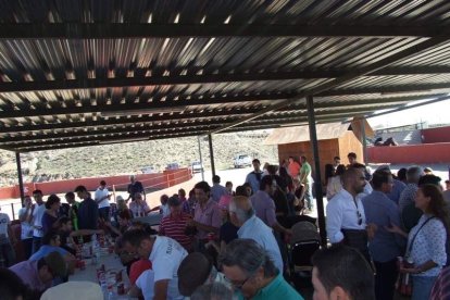 Junto a los toreros Ruiz Manuel y El César han asistido la concejala y el diputado de Cultura. Fotos: JA Barrios