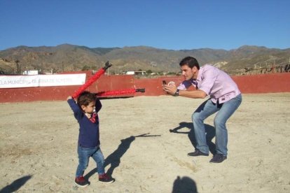 Junto a los toreros Ruiz Manuel y El César han asistido la concejala y el diputado de Cultura. Fotos: JA Barrios