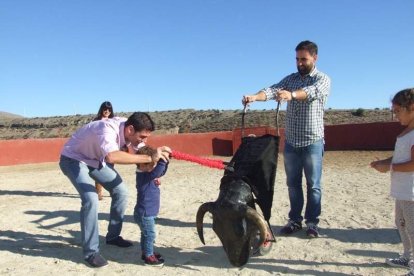 Junto a los toreros Ruiz Manuel y El César han asistido la concejala y el diputado de Cultura. Fotos: JA Barrios