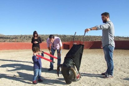 Junto a los toreros Ruiz Manuel y El César han asistido la concejala y el diputado de Cultura. Fotos: JA Barrios