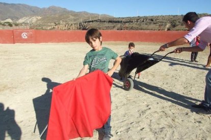 Junto a los toreros Ruiz Manuel y El César han asistido la concejala y el diputado de Cultura. Fotos: JA Barrios