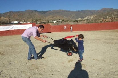 Junto a los toreros Ruiz Manuel y El César han asistido la concejala y el diputado de Cultura. Fotos: JA Barrios