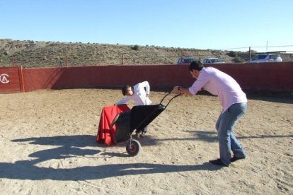 Junto a los toreros Ruiz Manuel y El César han asistido la concejala y el diputado de Cultura. Fotos: JA Barrios