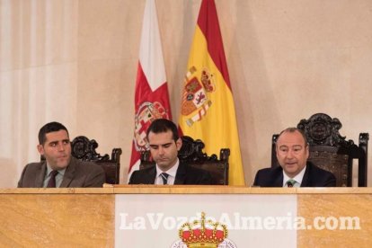 Pleno extraordinario en el que Luis Rogelio Rodríguez- Comendador ha dimitido como alcalde de Almería dando paso a Ramón Fernández-Pache