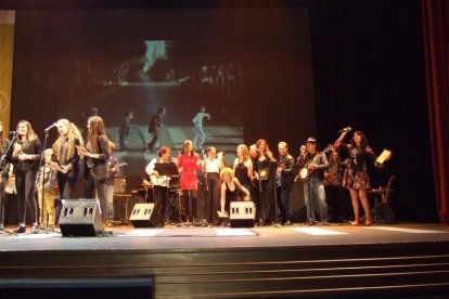 El Maestro Padilla se ha llenado de solidaridad en una gala que ha contado con la actuación de cantantes y músicos almerienses . Fotos: JA