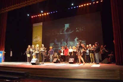 El Maestro Padilla se ha llenado de solidaridad en una gala que ha contado con la actuación de cantantes y músicos almerienses . Fotos: JA