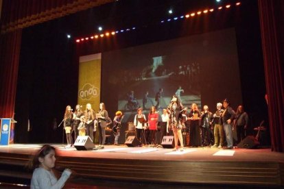 El Maestro Padilla se ha llenado de solidaridad en una gala que ha contado con la actuación de cantantes y músicos almerienses . Fotos: JA