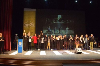 El Maestro Padilla se ha llenado de solidaridad en una gala que ha contado con la actuación de cantantes y músicos almerienses . Fotos: JA
