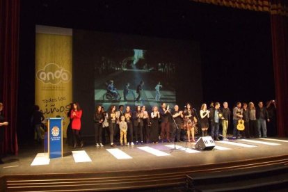 El Maestro Padilla se ha llenado de solidaridad en una gala que ha contado con la actuación de cantantes y músicos almerienses . Fotos: JA