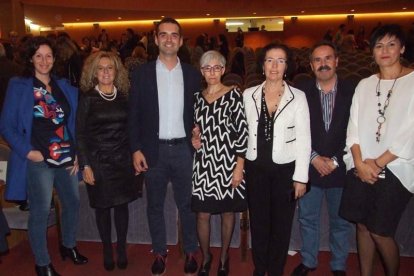 El Maestro Padilla se ha llenado de solidaridad en una gala que ha contado con la actuación de cantantes y músicos almerienses . Fotos: JA