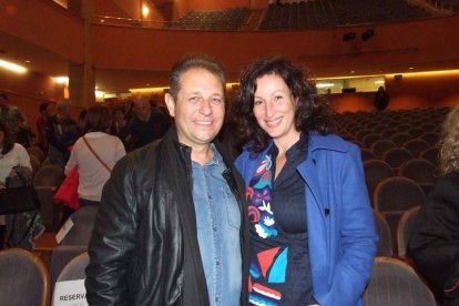 El Maestro Padilla se ha llenado de solidaridad en una gala que ha contado con la actuación de cantantes y músicos almerienses . Fotos: JA