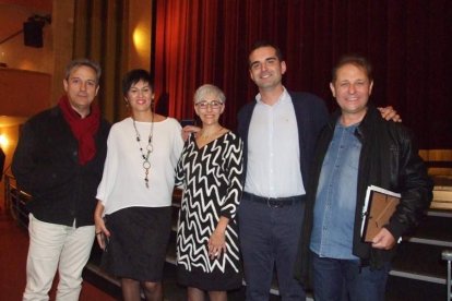 El Maestro Padilla se ha llenado de solidaridad en una gala que ha contado con la actuación de cantantes y músicos almerienses . Fotos: JA