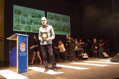 El Maestro Padilla se ha llenado de solidaridad en una gala que ha contado con la actuación de cantantes y músicos almerienses . Fotos: JA