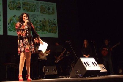 El Maestro Padilla se ha llenado de solidaridad en una gala que ha contado con la actuación de cantantes y músicos almerienses . Fotos: JA