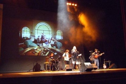 El Maestro Padilla se ha llenado de solidaridad en una gala que ha contado con la actuación de cantantes y músicos almerienses . Fotos: JA