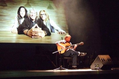 El Maestro Padilla se ha llenado de solidaridad en una gala que ha contado con la actuación de cantantes y músicos almerienses . Fotos: JA