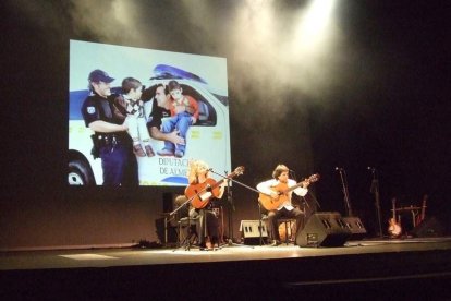 El Maestro Padilla se ha llenado de solidaridad en una gala que ha contado con la actuación de cantantes y músicos almerienses . Fotos: JA