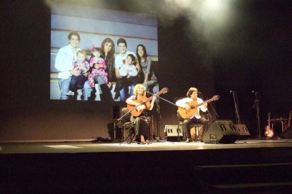 El Maestro Padilla se ha llenado de solidaridad en una gala que ha contado con la actuación de cantantes y músicos almerienses . Fotos: JA