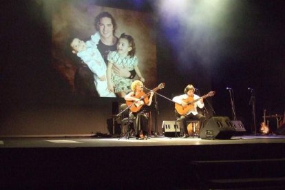 El Maestro Padilla se ha llenado de solidaridad en una gala que ha contado con la actuación de cantantes y músicos almerienses . Fotos: JA