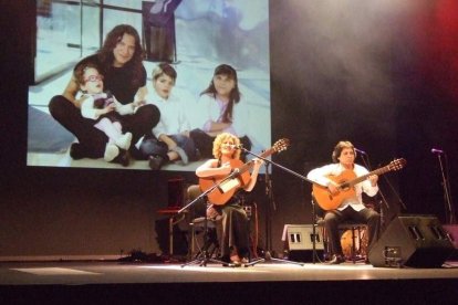 El Maestro Padilla se ha llenado de solidaridad en una gala que ha contado con la actuación de cantantes y músicos almerienses . Fotos: JA