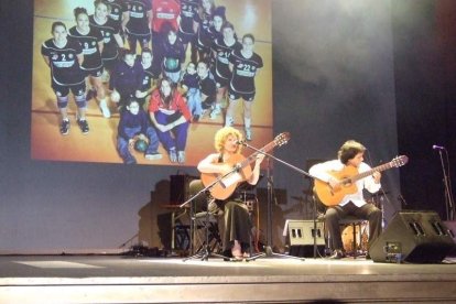 El Maestro Padilla se ha llenado de solidaridad en una gala que ha contado con la actuación de cantantes y músicos almerienses . Fotos: JA