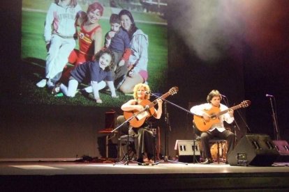 El Maestro Padilla se ha llenado de solidaridad en una gala que ha contado con la actuación de cantantes y músicos almerienses . Fotos: JA