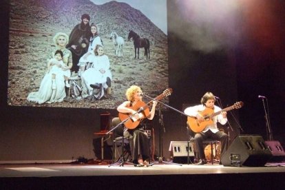 El Maestro Padilla se ha llenado de solidaridad en una gala que ha contado con la actuación de cantantes y músicos almerienses . Fotos: JA
