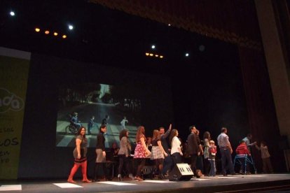 El Maestro Padilla se ha llenado de solidaridad en una gala que ha contado con la actuación de cantantes y músicos almerienses . Fotos: JA