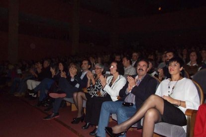 El Maestro Padilla se ha llenado de solidaridad en una gala que ha contado con la actuación de cantantes y músicos almerienses . Fotos: JA
