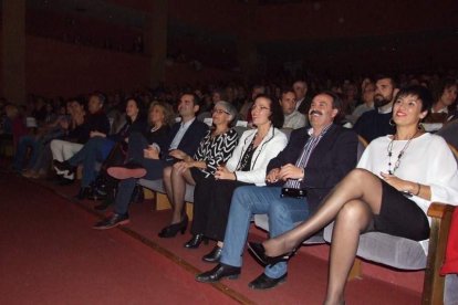 El Maestro Padilla se ha llenado de solidaridad en una gala que ha contado con la actuación de cantantes y músicos almerienses . Fotos: JA