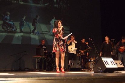 El Maestro Padilla se ha llenado de solidaridad en una gala que ha contado con la actuación de cantantes y músicos almerienses . Fotos: JA