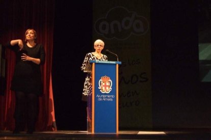 El Maestro Padilla se ha llenado de solidaridad en una gala que ha contado con la actuación de cantantes y músicos almerienses . Fotos: JA