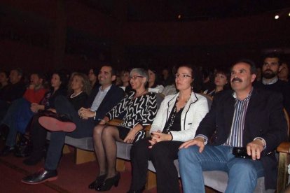 El Maestro Padilla se ha llenado de solidaridad en una gala que ha contado con la actuación de cantantes y músicos almerienses . Fotos: JA