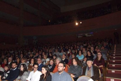 El Maestro Padilla se ha llenado de solidaridad en una gala que ha contado con la actuación de cantantes y músicos almerienses . Fotos: JA