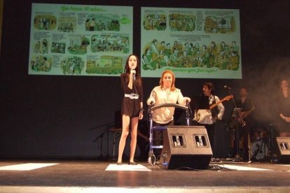 El Maestro Padilla se ha llenado de solidaridad en una gala que ha contado con la actuación de cantantes y músicos almerienses . Fotos: JA