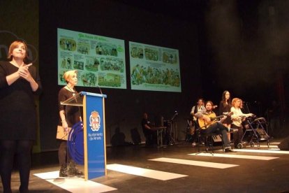 El Maestro Padilla se ha llenado de solidaridad en una gala que ha contado con la actuación de cantantes y músicos almerienses . Fotos: JA