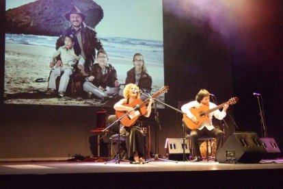 El Maestro Padilla se ha llenado de solidaridad en una gala que ha contado con la actuación de cantantes y músicos almerienses . Fotos: JA