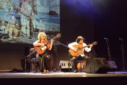 El Maestro Padilla se ha llenado de solidaridad en una gala que ha contado con la actuación de cantantes y músicos almerienses . Fotos: JA