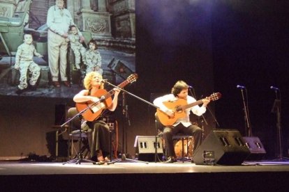 El Maestro Padilla se ha llenado de solidaridad en una gala que ha contado con la actuación de cantantes y músicos almerienses . Fotos: JA