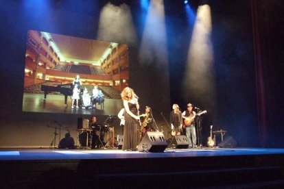 El Maestro Padilla se ha llenado de solidaridad en una gala que ha contado con la actuación de cantantes y músicos almerienses . Fotos: JA