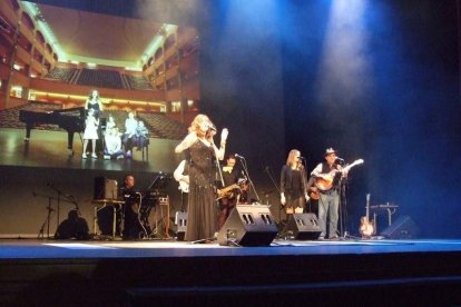 El Maestro Padilla se ha llenado de solidaridad en una gala que ha contado con la actuación de cantantes y músicos almerienses . Fotos: JA