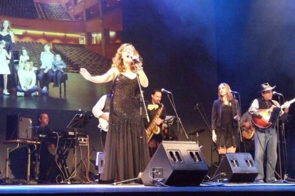 El Maestro Padilla se ha llenado de solidaridad en una gala que ha contado con la actuación de cantantes y músicos almerienses . Fotos: JA