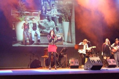 El Maestro Padilla se ha llenado de solidaridad en una gala que ha contado con la actuación de cantantes y músicos almerienses . Fotos: JA