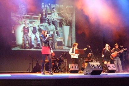 El Maestro Padilla se ha llenado de solidaridad en una gala que ha contado con la actuación de cantantes y músicos almerienses . Fotos: JA