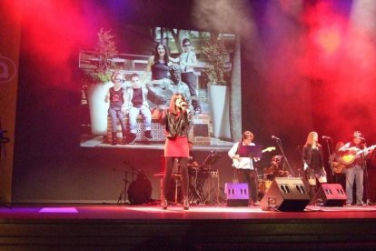 El Maestro Padilla se ha llenado de solidaridad en una gala que ha contado con la actuación de cantantes y músicos almerienses . Fotos: JA