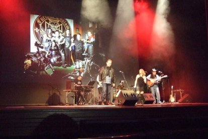 El Maestro Padilla se ha llenado de solidaridad en una gala que ha contado con la actuación de cantantes y músicos almerienses . Fotos: JA