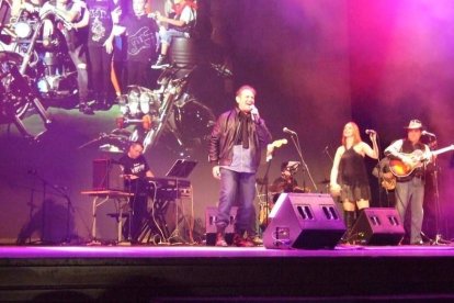 El Maestro Padilla se ha llenado de solidaridad en una gala que ha contado con la actuación de cantantes y músicos almerienses . Fotos: JA